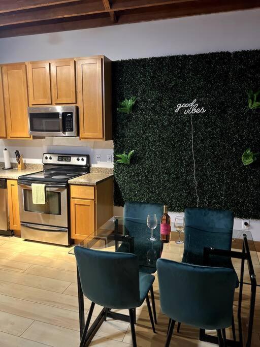 Serene Living Downtown Stl Loft Сент-Луис Экстерьер фото